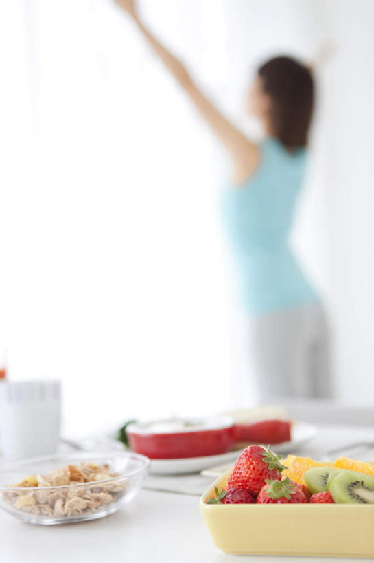 点心,东方人,头发,一个人,客厅,站,举,伸展双臂,竖图,室内,白天,侧面,窗户,落地窗,桌子,草莓,浆果,猕猴桃,杯子,餐具,水果,亚洲,仅一个年轻女性,仅一个女性,仅一个人,许多,阴影,服装,朦胧,模糊,新鲜,光线,瓷器,碟子,盘,影子,办公桌,生食,食品,甜点,甜品,果实,咖啡杯,陶瓷制品,注视,休闲装,黄种人,玻璃窗,食物,糕点,两个,衣服,蓝色,黑色,阳光,盘子,碟,甜食,观察,看,托,站着,休闲,休闲服,服饰,有机食品,绿色食品,观看,察看,起居室,关注,瓷杯,年轻女性,女人,女性,亚洲人,洋莓,水果皇后,奇异果,猕猴梨,红莓,地莓,敞开双臂,举起,举手,举着,伸开双臂,向上举,向上伸,向上托,展开双肩,站立,张开手臂,张开双臂,半身,彩图