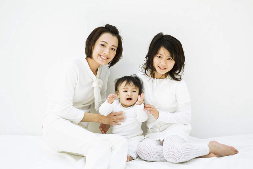 东方人,儿童,头发,三个人,家庭,母亲,女儿,坐,举,抱,笑,摸,微笑,露齿笑,横图,室内,白天,正面,纯洁,床,卧室,亚洲,抚摸,服装,墙,床单,注视,休闲装,黄种人,被子,墙壁,墙面,小孩,衣服,白色,黑色,观察,看,托,张嘴,休闲,温暖,温馨,母女,一家人,休闲服,可爱,母爱,童年,童趣,服饰,单人床,抱着,观看,和睦,察看,被单,搂着,关注,张大嘴巴,童真,烂漫,无邪,天真,年轻女性,女孩,女人,女性,亚洲人,孩子,年轻人,长发,张开嘴,触摸,怀抱,接触,举起,举手,举着,搂,搂抱,相抱,向上举,向上伸,向上托,拥抱,坐着,彩图,全身,卧房,融洽,女生