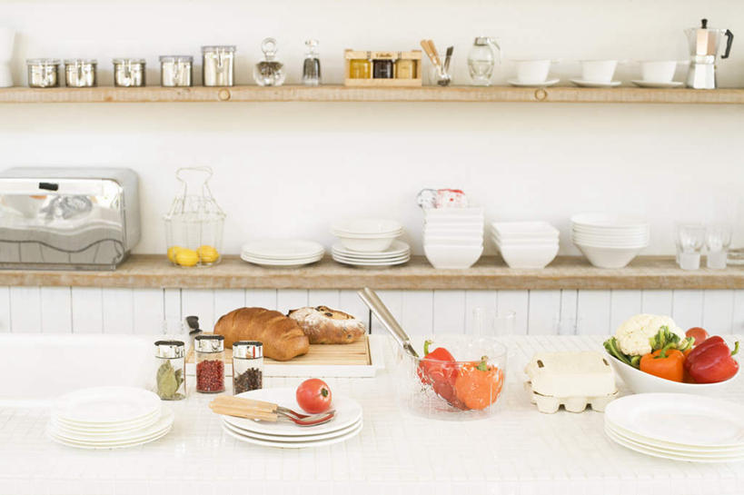 点心,面包,无人,横图,室内,白天,正面,烹饪,厨房,柜子,辣椒,蔬菜,西红柿,杯子,餐具,厨具,一堆,一排,许多,堆叠,堆积,新鲜,整齐,电器,碟子,工具,盘,调料,食品,面点,案板,调味品,调味料,干净,砧板,食物,糕点,排列,三个,一个,盘子,水杯,橱柜,碟,碗,有机食品,绿色食品,单个,堆,微波炉,卫生,家电,家用电器,队列,微波,炊具,彩椒,烹饪用具,辣角,红海椒,大椒,辣虎,广椒,茶杯,进餐用具,烹调用具,洗涤用具,甜椒,柿子椒,辣子,海椒,番茄,番椒,灯笼椒,烹调,洗涤,彩图,灶间,小家电