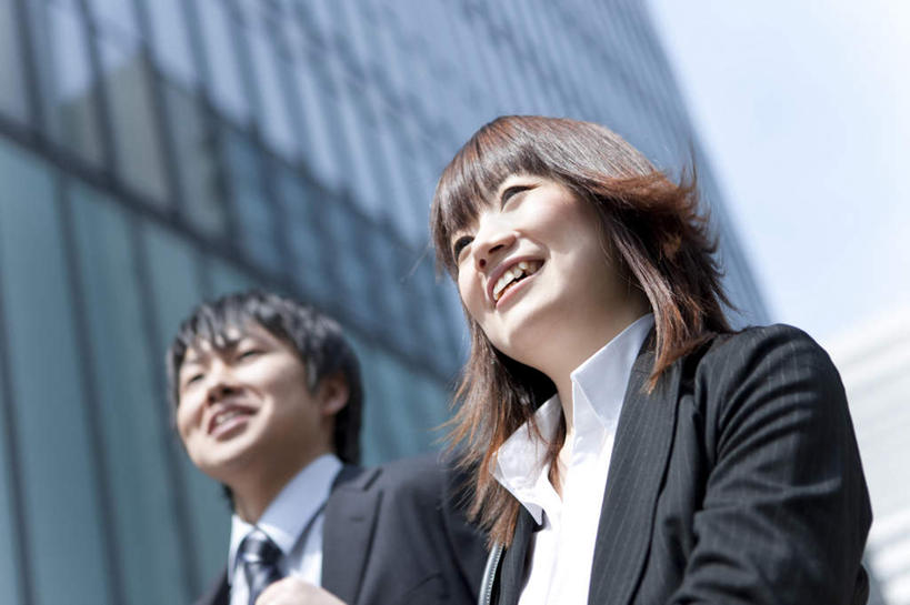 东方人,头发,两个人,伙伴,朋友,商务人士,商务男性,商务女性,高楼大厦,站,走,笑,微笑,露齿笑,横图,室外,白天,仰视,衬衫,旅游,度假,友谊,大厦,建筑,摩天大楼,亚洲,阴影,套装,光线,影子,云,云朵,领带,云彩,注视,黄种人,娱乐,蓝色,黑色,白云,蓝天,天空,阳光,天,观察,看,站着,享受,休闲,放松,观看,察看,关注,商务装,工薪阶层,友情,男人,男性,年轻男性,年轻女性,女人,女性,亚洲人,长发,白领,上班族,步行,散步,抬头,仰头,站立,走路,半身,彩图,低角度拍摄,衬衣,大楼,高层建筑,高楼,摩天楼