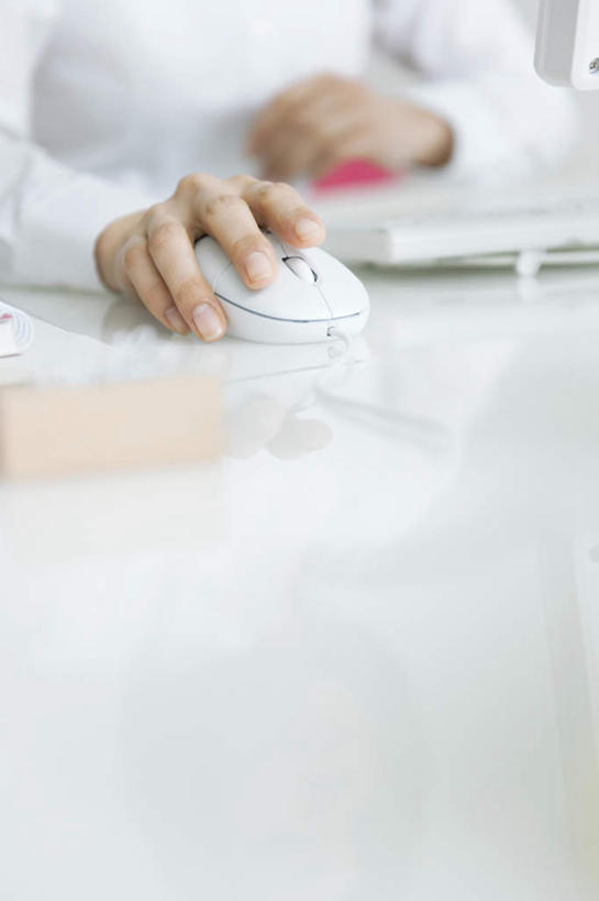 东方人,一个人,商务人士,商务男性,办公室,坐,摸,竖图,室内,白天,正面,衬衫,电脑,笔记本电脑,亚洲,仅一个男性,仅一个人,一本,抚摸,敲打,握,阴影,套装,朦胧,模糊,光线,网络,影子,记事本,拿,拿着,黄种人,输入,通讯设备,仅一个年轻男性,阳光,本子,笔记本,打字,靠,靠着,倚靠,握着,点击,敲击,无线,倚着,通信设备,商务装,无线网络,无线上网,便携式电脑,工薪阶层,按键,手提电脑,男人,男性,年轻男性,亚洲人,白领,上班族,触摸,接触,坐着,半身,彩图,衬衣