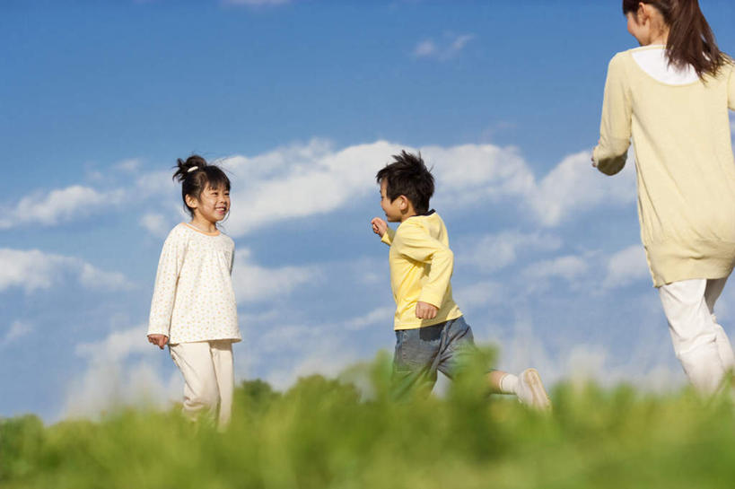 东方人,儿童,背部,头发,三个人,家庭,母亲,女儿,儿子,站,跑,笑,微笑,露齿笑,横图,室外,白天,仰视,锻炼,游戏,纯洁,运动,草地,草坪,植物,亚洲,阴影,服装,光线,影子,云,云朵,玩,云彩,注视,休闲装,黄种人,娱乐,草,小孩,衣服,黄色,蓝色,绿色,黑色,白云,蓝天,天空,阳光,天,观察,看,站着,休闲,温暖,温馨,母女,母子,一家人,休闲服,可爱,母爱,童年,童趣,服饰,观看,活动,和睦,察看,发泄,关注,消遣,智力,童真,烂漫,无邪,宣泄,体育,天真,男孩,男人,男性,年轻女性,女孩,女人,女性,亚洲人,孩子,年轻人,长发,跑步,玩耍,嬉戏,站立,半身,彩图,低角度拍摄,健身,融洽,男生,女生