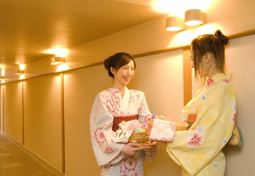 东方人,头发,两个人,伙伴,朋友,站,捧,笑,摸,微笑,露齿笑,横图,室内,白天,正面,民族服装,友谊,地板,照明,亚洲,两条,一排,许多,抚摸,握,花纹,和服,整齐,木制,壁灯,图案,墙,走道,走廊,过道,灯光,地面,拿,拿着,注视,黄种人,木地板,相视,墙壁,墙面,灯,排列,黄色,红色,黑色,木制品,灯具,毛巾,观察,看,站着,面对面,浴盆,握着,服饰,观看,对视,照亮,察看,照明设备,队列,关注,相对,吴服,相看,唐草,唐花,唐锦,友情,年轻女性,女人,女性,亚洲人,长发,触摸,端,端着,接触,捧着,手捧,站立,半身,彩图,传统服装,民俗服