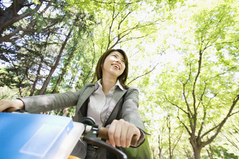 东方人,头发,一个人,商务人士,商务女性,坐,笑,微笑,露齿笑,横图,室外,白天,仰视,旅游,度假,草地,草坪,植物,自行车,亚洲,仅一个年轻女性,仅一个女性,仅一个人,一辆,阴影,套装,光线,材料,档案,文件,影子,云,云朵,云彩,扭头,注视,黄种人,娱乐,车,脚踏车,草,树,树木,骑,蓝色,绿色,黑色,白云,蓝天,天空,阳光,自然,资料,交通工具,天,观察,看,转头,享受,休闲,放松,生长,成长,观看,察看,关注,载具,文档,商务装,工薪阶层,年轻女性,女人,女性,亚洲人,长发,白领,上班族,坐着,半身,彩图,低角度拍摄