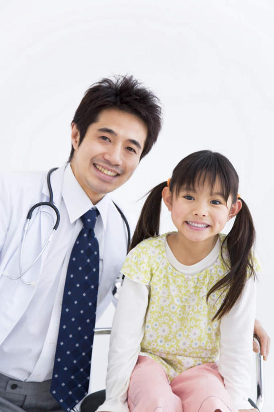 东方人,儿童,头发,两个人,伙伴,朋友,医生,坐,笑,摸,微笑,露齿笑,竖图,室内,白天,白色背景,正面,衬衫,友谊,亚洲,撑,抚摸,服装,领带,注视,休闲装,黄种人,一个,小孩,衣服,黄色,黑色,听诊器,观察,看,靠,靠着,倚靠,医护人员,医疗人员,休闲,休闲服,摄影,服饰,影棚,单个,观看,察看,医疗设备,撑着,倚着,关注,友情,男人,男性,年轻男性,女孩,女人,女性,亚洲人,孩子,长发,大夫,触摸,接触,坐着,半身,彩图,影棚拍摄,衬衣,拍摄,女生
