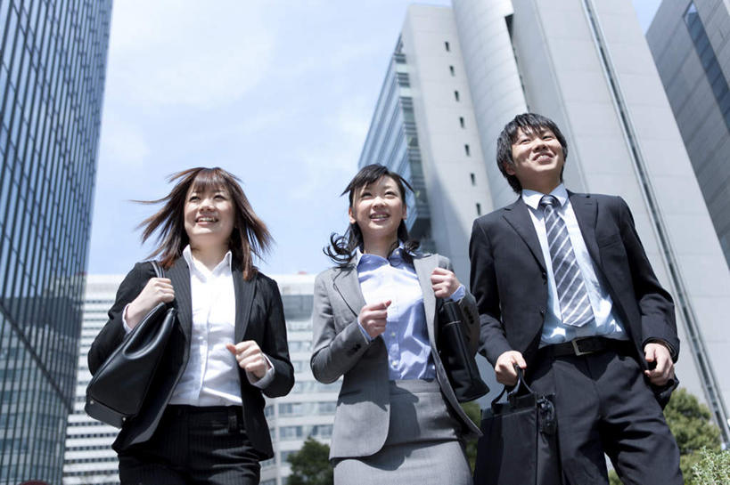 东方人,背,头发,三个人,同事,商务人士,商务男性,商务女性,高楼大厦,站,笑,微笑,露齿笑,横图,室外,白天,仰视,衬衫,旅游,度假,成功,合作,团队,集体,信心,植物,大厦,建筑,摩天大楼,亚洲,一排,握,阴影,套装,整齐,光线,包,公文包,影子,云,云朵,领带,拿,云彩,拿着,注视,黄种人,娱乐,队伍,树,树木,排列,一个,蓝色,绿色,黑色,白云,蓝天,天空,阳光,自然,天,背着,观察,看,站着,享受,休闲,放松,握着,生长,单个,成长,公事包,观看,察看,领导,成就,队列,关注,商务装,合伙,领袖,工薪阶层,男人,男性,年轻男性,年轻女性,女人,女性,亚洲人,白领,上班族,站立,半身,彩图,低角度拍摄,衬衣,大楼,高层建筑,高楼,摩天楼