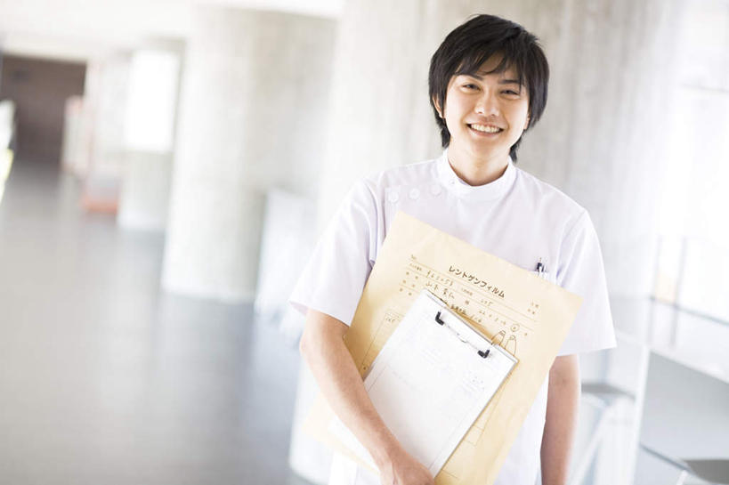 东方人,头发,一个人,医生,医院,站,捧,笑,微笑,露齿笑,横图,室内,白天,正面,亚洲,仅一个男性,仅一个人,许多,握,材料,档案,文件,柱子,墙,拿,拿着,注视,黄种人,墙壁,墙面,仅一个年轻男性,黑色,资料,观察,看,站着,医护人员,医疗人员,握着,观看,察看,白大褂,关注,文档,医疗机构,男人,男性,年轻男性,亚洲人,长发,大夫,端,端着,捧着,手捧,站立,半身,彩图,病院,诊所