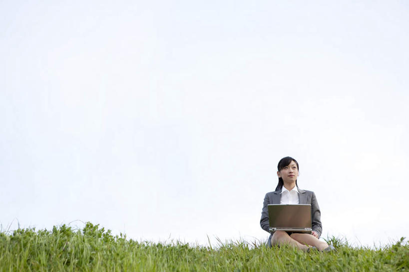 东方人,头发,一个人,商务人士,商务女性,坐,笑,摸,微笑,露齿笑,横图,室外,白天,正面,衬衫,旅游,度假,电脑,笔记本电脑,草地,草坪,植物,亚洲,仅一个年轻女性,仅一个女性,仅一个人,抚摸,敲打,握,阴影,套装,光线,网络,影子,云,云朵,领带,拿,云彩,拿着,注视,黄种人,娱乐,输入,通讯设备,草,蓝色,绿色,黑色,白云,蓝天,天空,阳光,天,打字,观察,看,享受,休闲,放松,握着,观看,点击,敲击,察看,无线,关注,通信设备,商务装,无线网络,便携式电脑,工薪阶层,按键,手提电脑,年轻女性,女人,女性,亚洲人,白领,上班族,触摸,接触,坐着,彩图,全身,衬衣