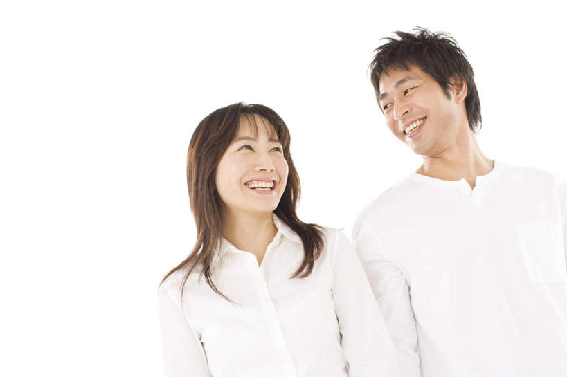 东方人,头发,两个人,家庭,夫妻,站,笑,微笑,露齿笑,横图,室内,白天,白色背景,正面,爱情,亚洲,服装,浪漫,扭头,注视,休闲装,黄种人,衣服,白色,黑色,观察,看,站着,转头,休闲,温暖,温馨,一家人,休闲服,恩爱,恋人,摄影,服饰,影棚,观看,和睦,察看,关注,男人,男性,年轻男性,年轻女性,女人,女性,亚洲人,长发,夫妇,情侣,站立,半身,彩图,影棚拍摄,拍摄,伴侣,融洽