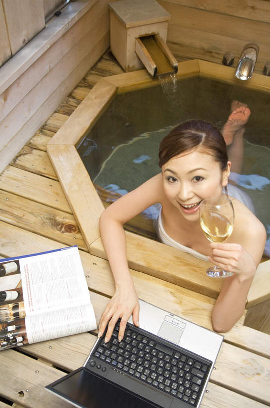 东方人,一个人,坐,举,笑,微笑,露齿笑,竖图,俯视,室内,白天,浴袍,按摩,美容,电脑,笔记本电脑,地板,杯子,亚洲,仅一个年轻女性,仅一个女性,仅一个人,护肤,敲打,阴影,光线,网络,材料,档案,高脚杯,文件,影子,红酒杯,地面,注视,黄种人,输入,通讯设备,木地板,玻璃制品,白色,阳光,酒杯,资料,打字,观察,看,趴着,托,保养,享受,休闲,放松,SPA水疗,保健,温泉浴场,观看,点击,敲击,察看,无线,关注,文档,通信设备,无线网络,无线上网,便携式电脑,养颜,按键,手提电脑,年轻女性,女人,女性,亚洲人,玻璃杯,矿泉疗养地,举起,举手,举着,趴,抬头,向上举,向上伸,向上托,仰头,坐着,彩图,高角度拍摄,全身,汤帷子,浴衣,水疗