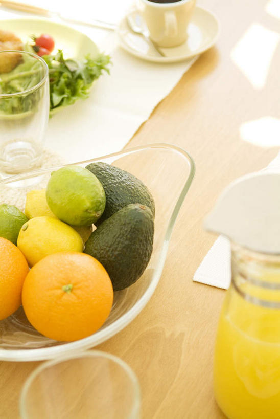 无人,竖图,俯视,室内,白天,餐桌,桌子,柑橘,蔬菜,西红柿,杯子,餐具,水果,许多,阴影,新鲜,光线,瓷器,碟子,盘,影子,生菜,莴苣,生食,蔬菜沙拉,沙拉,食品,果实,咖啡杯,陶瓷制品,一杯,色拉,沙律,食物,黄色,阳光,盘子,碟,有机食品,绿色食品,餐台,色拉酱,橘子汁,千岛酱,瓷杯,酸橙,春菜,鹅仔菜,莴仔菜,千金菜,叶用莴苣,橘子,桔子,橙子,橙,樱桃番茄,圣女果,番茄,彩图,高角度拍摄