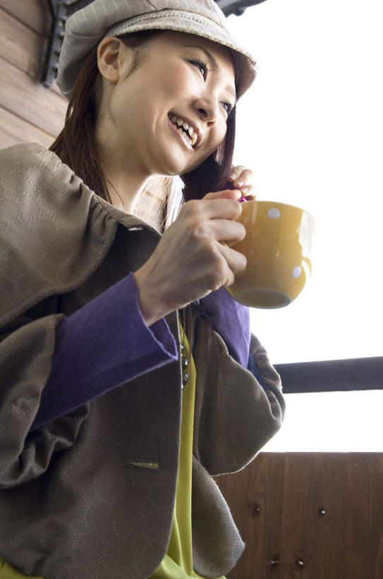 东方人,一个人,栏杆,站,捧,笑,打电话,微笑,露齿笑,竖图,室内,白天,仰视,旅游,度假,杯子,电话,手机,亚洲,仅一个年轻女性,仅一个女性,仅一个人,握,阴影,服装,光线,影子,墙,围栏,拿,拿着,注视,休闲装,黄种人,娱乐,通讯设备,护栏,墙壁,墙面,衣服,蓝色,绿色,紫色,蓝天,天空,阳光,水杯,天,观察,看,站着,享受,休闲,休闲服,放松,握着,服饰,观看,察看,关注,一部,交流,年轻女性,女人,女性,亚洲人,茶杯,端,端着,沟通,捧着,手捧,通话,站立,半身,彩图,低角度拍摄