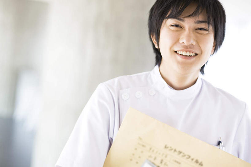 东方人,头发,一个人,医生,医院,站,捧,笑,摸,微笑,露齿笑,横图,室内,白天,正面,亚洲,仅一个男性,仅一个人,抚摸,握,阴影,光线,材料,档案,文件,影子,墙,拿,拿着,注视,黄种人,墙壁,墙面,仅一个年轻男性,黑色,阳光,资料,观察,看,站着,医护人员,医疗人员,握着,观看,察看,白大褂,关注,文档,医疗机构,男人,男性,年轻男性,亚洲人,大夫,触摸,端,端着,接触,捧着,手捧,站立,半身,彩图,病院,诊所