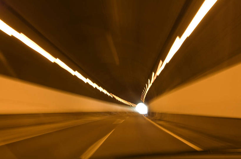 无人,横图,室内,白天,正面,旅游,度假,道路,路,公路,照明,一排,许多,整齐,隧道,壁灯,墙,灯光,分界线,停车线,交通,娱乐,墙壁,墙面,灯,排列,白色,灯具,享受,休闲,放松,车行道,车行道分界线,照亮,照明设备,队列,标线,车行线,马路,彩图