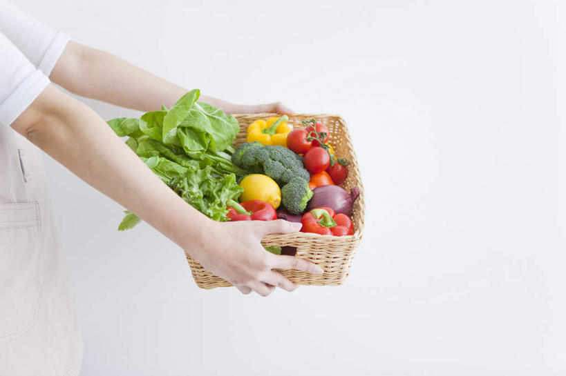 东方人,手,一个人,捧,摸,横图,俯视,室内,白天,白色背景,辣椒,蔬菜,西红柿,亚洲,仅一个年轻女性,仅一个女性,仅一个人,抚摸,握,新鲜,篮子,花菜,花椰菜,生菜,莴苣,西兰花,食品,拿,拿着,黄种人,食物,一个,手部,握着,摄影,有机食品,绿色食品,影棚,单个,彩椒,辣角,红海椒,大椒,辣虎,广椒,春菜,鹅仔菜,莴仔菜,千金菜,叶用莴苣,年轻女性,女人,女性,亚洲人,樱桃番茄,甜椒,柿子椒,圣女果,辣子,海椒,番茄,番椒,灯笼椒,触摸,端,端着,接触,捧着,手捧,半身,彩图,高角度拍摄,影棚拍摄,拍摄