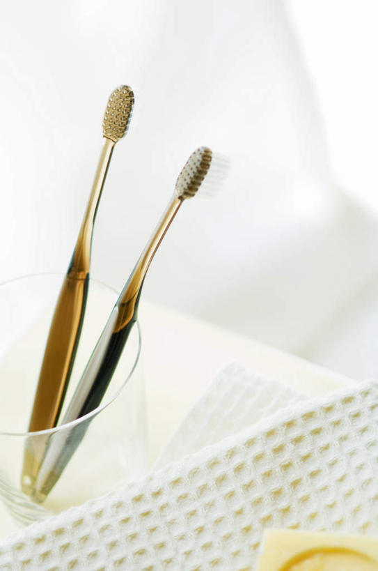 无人,竖图,俯视,室内,特写,白天,桌面,餐具,阴影,朦胧,模糊,光线,碟子,工具,盘,牙刷,影子,阳光,盘子,碟,洗漱用品,两支,彩图,高角度拍摄