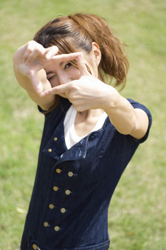 东方人,头发,一个人,站,举,笑,微笑,露齿笑,竖图,俯视,室外,白天,旅游,度假,草地,草坪,植物,亚洲,仅一个年轻女性,仅一个女性,仅一个人,阴影,服装,光线,影子,注视,休闲装,黄种人,娱乐,草,拍照,衣服,蓝色,绿色,黑色,阳光,观察,看,手势,托,站着,享受,休闲,休闲服,放松,服饰,观看,察看,关注,年轻女性,女人,女性,亚洲人,长发,举起,举手,举着,抬头,向上举,向上伸,向上托,仰头,站立,半身,彩图,高角度拍摄