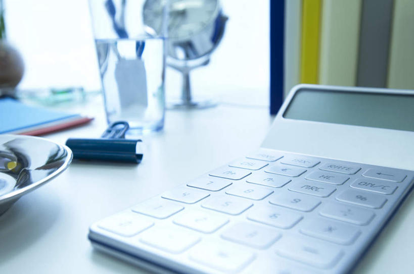 无人,办公室,横图,俯视,室内,特写,白天,计算器,窗户,桌面,桌子,杯子,餐具,闹钟,许多,阴影,朦胧,模糊,时间,光线,计算,科学,笔,材料,档案,碟子,盘,时钟,文件,影子,办公桌,办公用品,一杯,计时,玻璃窗,玻璃制品,文具,一个,阳光,盘子,水杯,学习用品,资料,碟,钟表,表,理财,财务,单个,文具用品,数学,文档,玻璃杯,钟,彩图,高角度拍摄