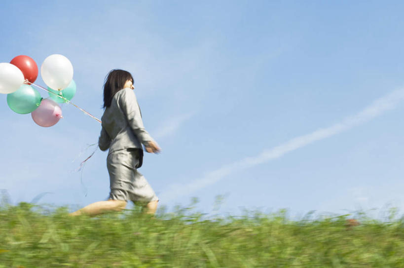 东方人,头发,一个人,商务人士,商务女性,站,走,举,笑,微笑,露齿笑,横图,室外,白天,仰视,衬衫,旅游,度假,草地,草坪,植物,亚洲,仅一个年轻女性,仅一个女性,仅一个人,许多,握,阴影,套装,漂浮,装饰,光线,影子,塑料,云,云朵,领带,拿,云彩,拿着,注视,黄种人,娱乐,草,蓝色,绿色,黑色,白云,蓝天,天空,阳光,气球,塑料制品,天,观察,看,托,站着,享受,休闲,悬浮,橡胶,放松,握着,观看,华丽,修饰,点缀,察看,关注,商务装,工薪阶层,橡胶制品,衬托,美观,雅致,雅观,年轻女性,女人,女性,亚洲人,长发,白领,上班族,步行,举起,举手,举着,散步,向上举,向上伸,向上托,站立,走路,彩图,低角度拍摄,全身,衬衣