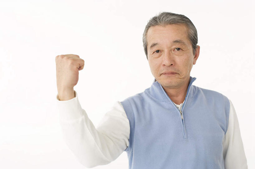 东方人,头发,一个人,站,举,笑,微笑,露齿笑,横图,室内,白天,白色背景,正面,亚洲,仅一个男性,仅一个人,握,服装,注视,休闲装,黄种人,鼓励,衣服,蓝色,白色,观察,加油,看,手势,托,握拳,站着,仅一个老年男性,休闲,休闲服,打气,握着,摄影,服饰,影棚,观看,察看,关注,鼓舞,老年男性,男人,男性,亚洲人,举起,举手,举着,向上举,向上伸,向上托,站立,半身,彩图,影棚拍摄,拍摄