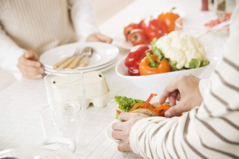 东方人,儿童,两个人,伙伴,朋友,客厅,坐,摸,横图,俯视,室内,白天,友谊,纯洁,桌子,辣椒,蔬菜,西红柿,杯子,餐具,亚洲,一堆,许多,抚摸,握,堆叠,堆积,服装,新鲜,碟子,盘,办公桌,花菜,花椰菜,西兰花,食品,拿,拿着,休闲装,黄种人,食物,小孩,衣服,白色,盘子,水杯,碟,碗,靠,靠着,倚靠,休闲,休闲服,可爱,童年,童趣,握着,服饰,有机食品,绿色食品,堆,起居室,倚着,彩椒,童真,烂漫,无邪,辣角,红海椒,大椒,辣虎,广椒,天真,友情,男孩,男人,男性,女孩,女人,女性,亚洲人,茶杯,进餐用具,烹调用具,樱桃番茄,甜椒,柿子椒,圣女果,辣子,海椒,番茄,番椒,灯笼椒,触摸,接触,坐着,半身,彩图,高角度拍摄,男生,女生