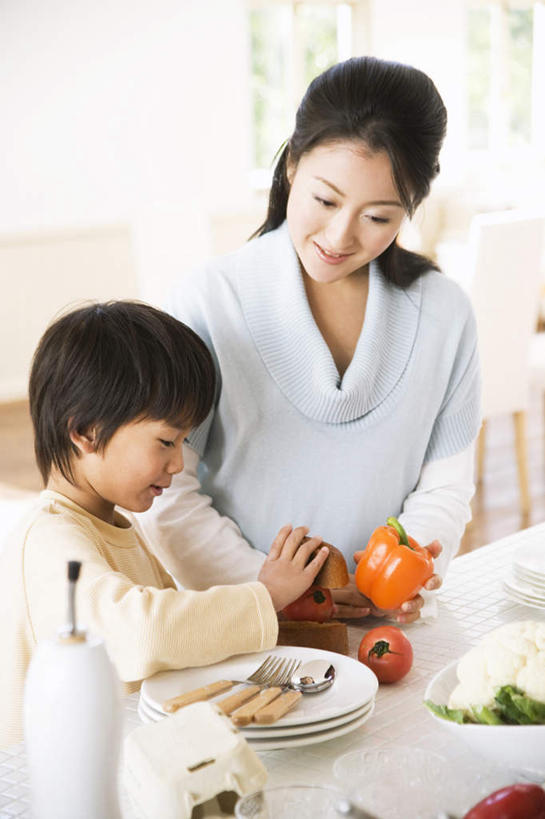 东方人,儿童,两个人,家庭,母亲,儿子,客厅,坐,捧,笑,摸,微笑,露齿笑,竖图,俯视,室内,白天,纯洁,窗户,落地窗,沙发,桌子,辣椒,蔬菜,餐具,亚洲,许多,抚摸,握,阴影,服装,新鲜,光线,叉子,碟子,盘,影子,勺子,办公桌,墙,食品,拿,拿着,注视,休闲装,黄种人,玻璃窗,墙壁,墙面,食物,小孩,衣服,蓝色,白色,阳光,盘子,调羹,碟,汤匙,低头,观察,看,休闲,温暖,温馨,母子,一家人,休闲服,可爱,母爱,童年,童趣,握着,服饰,有机食品,绿色食品,观看,和睦,察看,起居室,关注,布艺沙发,彩椒,童真,烂漫,无邪,辣角,红海椒,大椒,辣虎,广椒,天真,男孩,年轻女性,女人,女性,亚洲人,孩子,年轻人,进餐用具,烹调用具,甜椒,柿子椒,辣子,海椒,番椒,灯笼椒,触摸,端,端着,接触,捧着,手捧,坐着,半身,彩图,高角度拍摄,融洽,男生