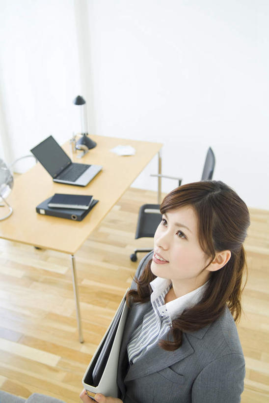 东方人,头发,一个人,商务人士,商务女性,办公室,站,笑,打电话,微笑,露齿笑,竖图,俯视,室内,白天,衬衫,电脑,笔记本电脑,地板,桌子,电话,手机,亚洲,仅一个年轻女性,仅一个女性,仅一个人,套装,网络,笔,材料,档案,文件,办公桌,墙,办公用品,领带,地面,注视,黄种人,通讯设备,木地板,墙壁,墙面,文具,黑色,学习用品,资料,观察,看,站着,观看,文具用品,察看,无线,关注,文档,通信设备,商务装,无线网络,无线上网,便携式电脑,工薪阶层,交流,手提电脑,年轻女性,女人,女性,亚洲人,白领,上班族,沟通,抬头,通话,仰头,站立,半身,彩图,高角度拍摄,衬衣