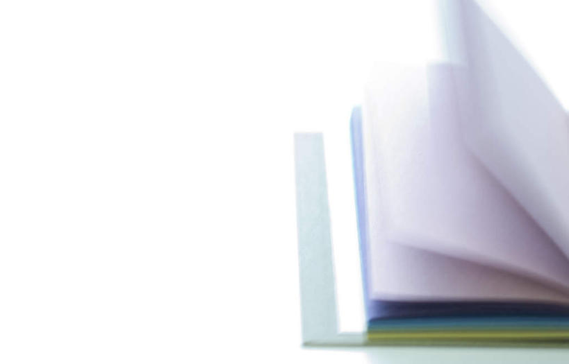 无人,横图,俯视,室内,特写,白天,桌面,书籍,一本,一堆,阴影,堆叠,堆积,朦胧,模糊,光线,影子,纸,纸张,阳光,打开,堆,翻阅,开启,书,图书,彩图,高角度拍摄