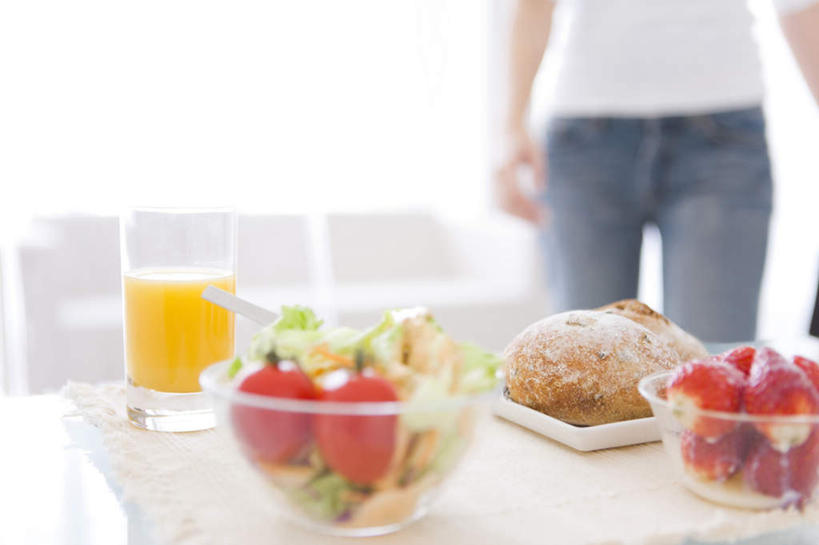 点心,面包,东方人,一个人,客厅,站,摸,横图,室内,白天,正面,窗户,落地窗,草莓,浆果,蔬菜,西红柿,水果,亚洲,仅一个年轻女性,仅一个女性,仅一个人,抚摸,阴影,朦胧,模糊,新鲜,光线,影子,墙,生菜,莴苣,生食,蔬菜沙拉,沙拉,食品,面点,果实,一杯,黄种人,色拉,沙律,玻璃窗,墙壁,墙面,食物,糕点,黄色,阳光,站着,有机食品,绿色食品,色拉酱,起居室,橘子汁,千岛酱,春菜,鹅仔菜,莴仔菜,千金菜,叶用莴苣,年轻女性,女人,女性,亚洲人,洋莓,水果皇后,红莓,地莓,樱桃番茄,圣女果,番茄,触摸,接触,站立,半身,彩图