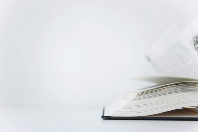 无人,横图,室内,特写,白天,正面,桌面,书籍,一本,一堆,许多,阴影,堆叠,堆积,朦胧,模糊,光线,影子,纸张,阳光,打开,堆,翻阅,开启,书,图书,彩图