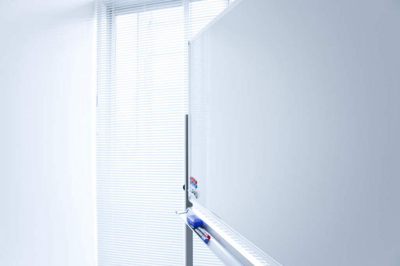 无人,办公室,横图,室内,特写,白天,白色背景,侧面,一块,阴影,光线,笔,方块,影子,墙,办公用品,墙壁,墙面,文具,蓝色,阳光,白板,学习用品,摄影,影棚,文具用品,记录板,记事板,彩图,影棚拍摄,拍摄