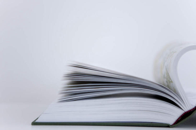 无人,横图,室内,特写,白天,白色背景,正面,桌面,书籍,一本,一堆,许多,阴影,堆叠,堆积,朦胧,模糊,光线,影子,纸张,阳光,打开,摄影,影棚,堆,翻阅,开启,书,图书,彩图,影棚拍摄,拍摄