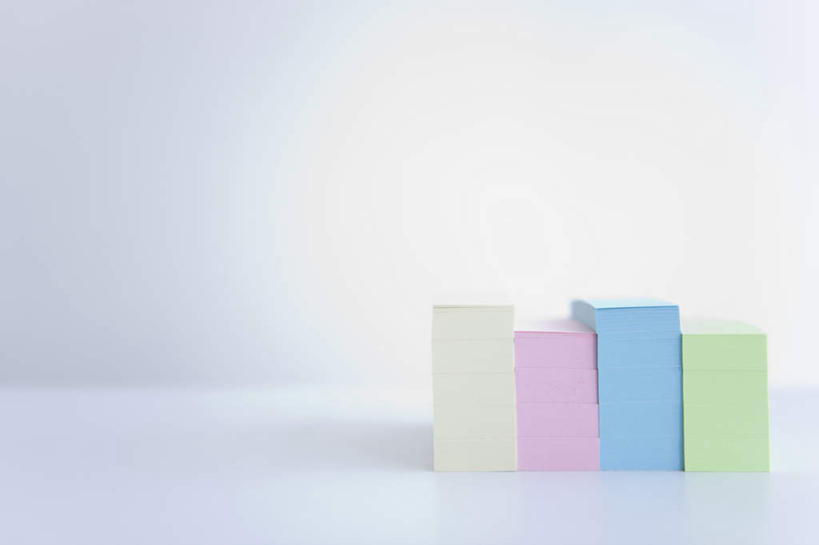 无人,横图,室内,特写,白天,白色背景,正面,桌面,一堆,一排,许多,阴影,堆叠,堆积,整齐,光线,影子,纸,排列,粉色,黄色,蓝色,绿色,阳光,彩纸,摄影,影棚,堆,队列,彩图,影棚拍摄,拍摄