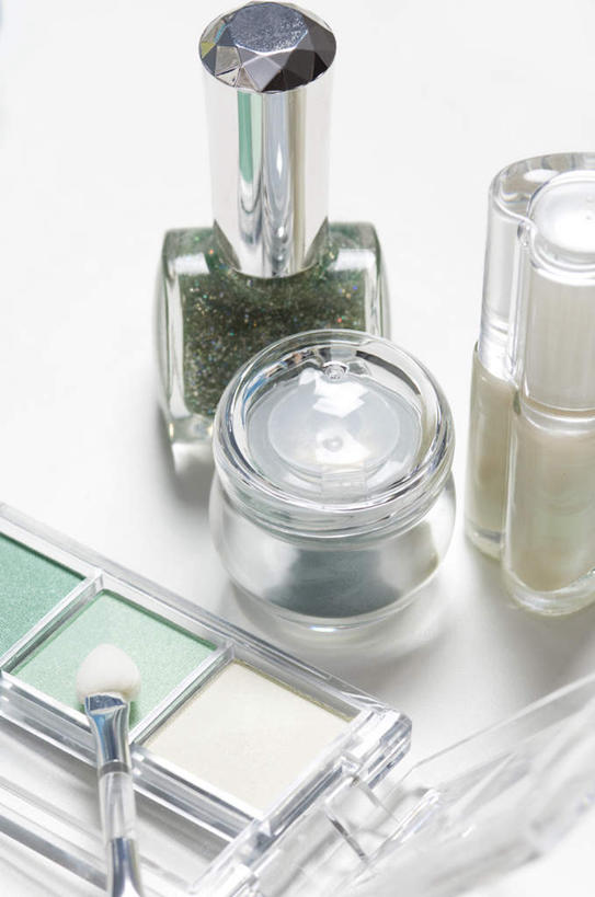 无人,竖图,俯视,室内,特写,白天,化妆,美容,桌面,护肤,阴影,美白,光线,影子,指甲油,阳光,化妆品,化妆刷,刷子,清洁,保养,享受,休闲,放松,去角质,保健,眼影刷,保湿,滋润,美容工具,护肤品,去死皮,舒缓,养颜,彩妆刷,化妆工具,去污,控油,紧肤,嫩肤,祛痘,去痘,祛角质,抗衰,再生,增白,补水,祛斑,抗皱,防皱,除皱,去皱,彩图,高角度拍摄