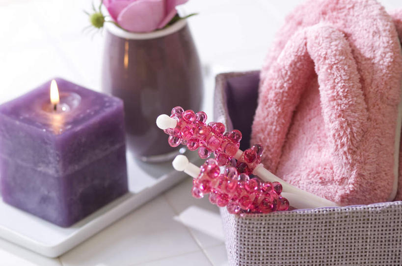 无人,横图,俯视,室内,特写,白天,凉鞋,按摩,桌面,餐具,蜡烛,鞋子,一双,阴影,朦胧,模糊,光线,碟子,方块,火焰,盘,影子,烛光,燃烧,一个,紫色,阳光,盘子,碟,拖鞋,点燃,享受,健康,保健,单个,按摩器,指压,彩图,高角度拍摄,夹趾拖鞋,人字拖,人字拖鞋,推拿