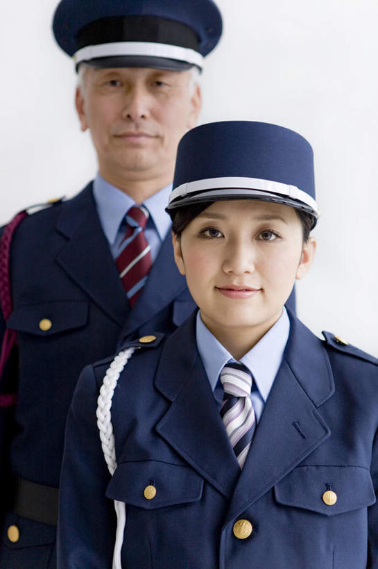 东方人,头发,两个人,家庭,夫妻,站,笑,微笑,露齿笑,竖图,室内,白天,白色背景,正面,工作服,制服,爱情,帽子,亚洲,两顶,浪漫,注视,黄种人,蓝色,白色,黑色,观察,看,站着,温暖,温馨,一家人,恩爱,恋人,摄影,影棚,观看,和睦,察看,关注,工作制服,老年男性,老年女性,男人,男性,女人,女性,亚洲人,夫妇,情侣,站立,半身,彩图,影棚拍摄,工作套服,拍摄,伴侣,融洽