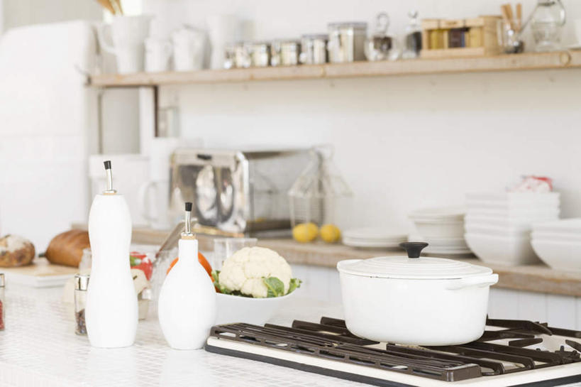 无人,横图,室内,白天,正面,烹饪,厨房,柜子,桌面,蔬菜,西红柿,餐具,厨具,阴影,新鲜,光线,电器,碟子,工具,锅子,壶,火炉,盘,影子,墙,花菜,花椰菜,西兰花,食品,干净,墙壁,墙面,水壶,食物,一个,阳光,盘子,茶壶,橱柜,碟,碗,有机食品,绿色食品,单个,微波炉,卫生,家电,家用电器,微波,炊具,烹饪用具,进餐用具,烹调用具,洗涤用具,番茄,烹调,洗涤,彩图,灶间,小家电