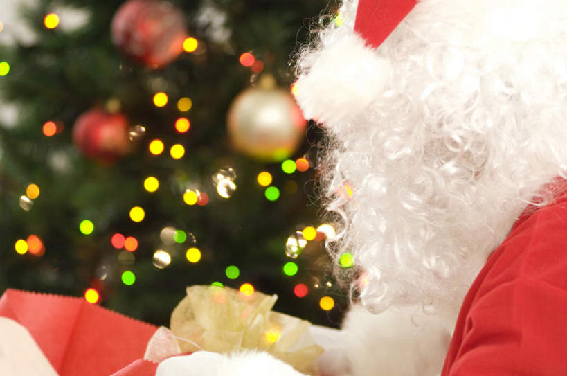 东方人,一个人,站,捧,摸,横图,室内,白天,侧面,植物,礼盒,礼物,照明,圣诞节,亚洲,仅一个男性,仅一个人,一棵,许多,圣诞老人,抚摸,握,节日,庆祝,装饰,彩灯,纸盒,灯光,圣诞树,拿,拿着,黄种人,文化,灯,盒子,树,树木,衣服,红色,绿色,自然,包装盒,礼品盒,灯具,站着,仅一个老年男性,庆典,握着,花灯,礼品,生长,成长,纪念,华丽,修饰,照亮,点缀,照明设备,圣诞衣,衬托,美观,雅致,雅观,老年男性,男人,男性,亚洲人,触摸,端,端着,接触,捧着,手捧,站立,半身,彩图