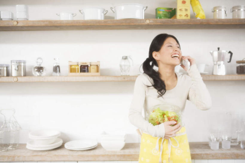 东方人,一个人,捧,笑,打电话,微笑,露齿笑,横图,室内,白天,正面,柜子,蔬菜,餐具,电话,手机,亚洲,仅一个年轻女性,仅一个女性,仅一个人,一堆,一排,许多,堆积,新鲜,整齐,墙,食品,黄种人,通讯设备,墙壁,墙面,食物,排列,一个,白色,橱柜,有机食品,绿色食品,单个,堆,队列,搅拌机,一碗,交流,年轻女性,女人,女性,亚洲人,进餐用具,烹调用具,端,端着,沟通,捧着,手捧,通话,半身,彩图