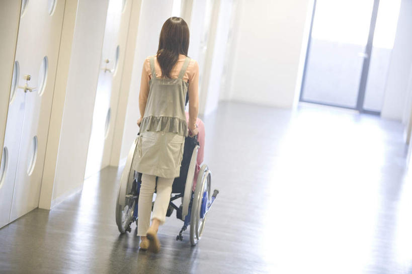 东方人,两个人,母亲,儿子,医院,坐,走,推,横图,室内,白天,地板,门,玻璃,亚洲,墙,地面,黄种人,木地板,墙壁,墙面,玻璃制品,背面,白色,轮椅,门框,母子,母爱,推着,感动,医疗机构,孝顺,四扇,老年女性,年轻女性,女人,女性,亚洲人,步行,散步,走路,坐着,半身,彩图,病院,诊所