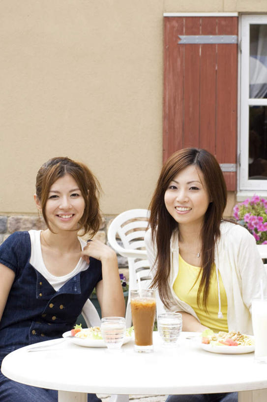 东方人,手,两个人,伙伴,朋友,坐,笑,微笑,露齿笑,竖图,室外,白天,正面,友谊,花海,花圃,植物,窗户,桌面,桌子,杯子,叶子,椅子,亚洲,许多,盛开,墙,奶茶,两杯,一杯,花蕾,两份,黄种人,饮用水,玻璃窗,墙壁,墙面,玻璃制品,花,花瓣,花朵,花卉,鲜花,食物,两个,一个,粉色,黄色,绿色,白色,盘子,水杯,花丛,花束,花田,花苞,花蕊,手部,搭,单个,搭着,友情,年轻女性,女人,女性,亚洲人,玻璃杯,坐着,半身,彩图