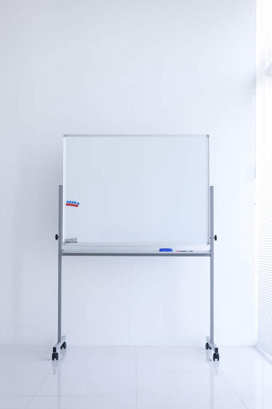 无人,竖图,室内,白天,正面,窗户,一排,许多,整齐,瓷砖,地砖,百叶窗,墙,地面,墙壁,墙面,排列,白色,白板,吸铁石,队列,记录板,记事板,白板擦,彩图