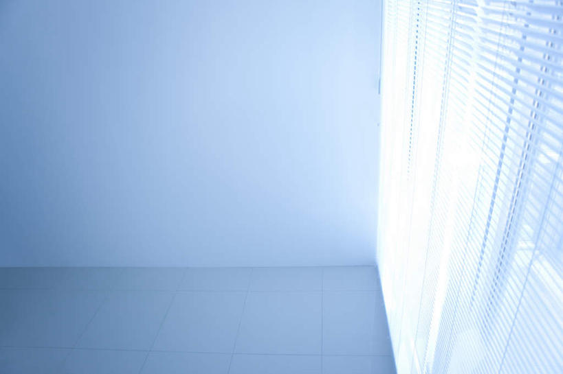 无人,横图,室内,白天,仰视,窗户,落地窗,天花板,阴影,光线,瓷砖,地砖,影子,百叶窗,墙,屋顶,地面,顶棚,玻璃窗,墙壁,墙面,白色,阳光,彩图,低角度拍摄