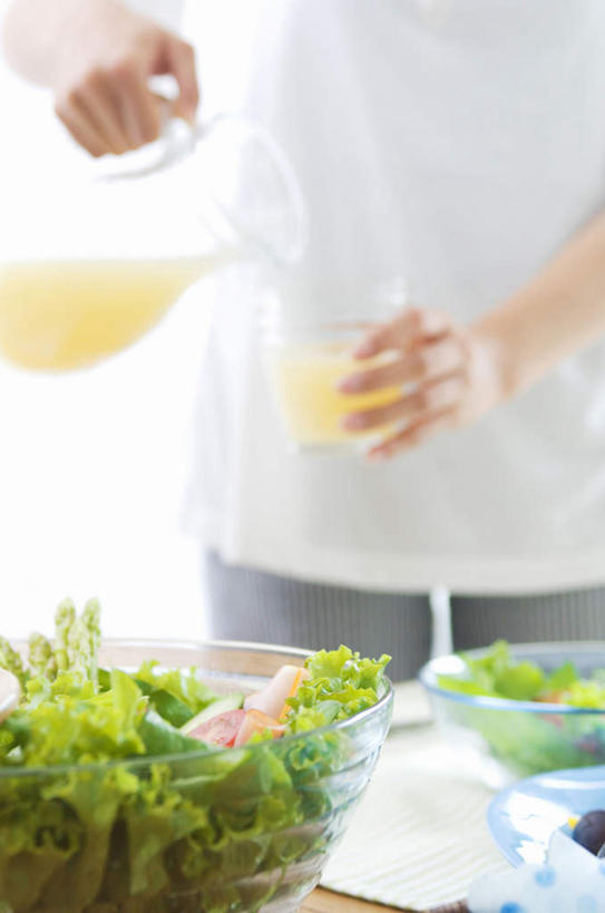 东方人,一个人,竖图,室内,白天,白色背景,正面,蔬菜,杯子,玻璃,亚洲,仅一个男性,仅一个人,一堆,许多,倒,握,堆积,新鲜,盆子,食品,两碗,黄种人,玻璃制品,食物,饮料,仅一个年轻男性,两个,一个,黄色,玻璃瓶,瓶子,水杯,碗,握着,有机食品,绿色食品,单个,堆,男人,男性,年轻男性,亚洲人,玻璃杯,半身,彩图