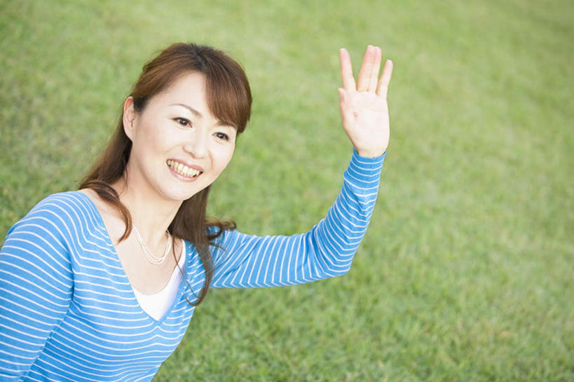 东方人,一个人,站,笑,微笑,露齿笑,横图,俯视,室外,白天,草地,草坪,植物,亚洲,仅一个年轻女性,仅一个女性,仅一个人,注视,黄种人,草,衣服,蓝色,绿色,观察,看,站着,招手,抬手,观看,察看,关注,年轻女性,女人,女性,亚洲人,站立,半身,彩图,高角度拍摄