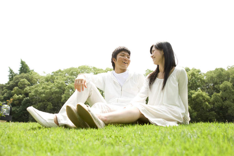 东方人,两个人,坐,笑,微笑,露齿笑,横图,室外,白天,仰视,爱情,草地,草坪,树林,植物,亚洲,浪漫,注视,黄种人,草,树,树木,绿色,白色,自然,观察,看,温暖,温馨,恩爱,恋人,生长,成长,观看,和睦,察看,关注,情侣装,男人,男性,年轻男性,年轻女性,女人,女性,亚洲人,情侣,坐着,彩图,低角度拍摄,全身,伴侣,融洽