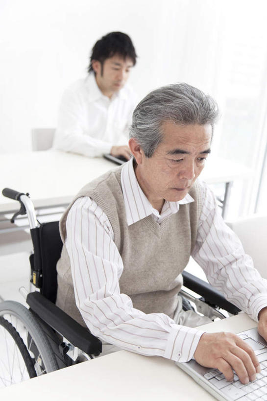 东方人,两个人,坐,竖图,俯视,室内,白天,电脑,笔记本电脑,窗户,窗帘,地板,落地窗,桌子,亚洲,敲打,网络,办公桌,地面,注视,黄种人,输入,通讯设备,木地板,玻璃窗,两个,白色,轮椅,打字,观察,看,观看,点击,严肃,敲击,两台,察看,无线,关注,通信设备,无线网络,无线上网,便携式电脑,按键,手提电脑,老年男性,男人,男性,年轻男性,亚洲人,坐着,半身,彩图,高角度拍摄