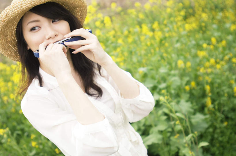 东方人,一个人,横图,俯视,室外,白天,花海,花圃,植物,帽子,叶子,亚洲,仅一个年轻女性,仅一个女性,仅一个人,握,盛开,草帽,口琴,音乐,吹奏,拿,花蕾,拿着,黄种人,花,花瓣,花朵,花卉,鲜花,黄色,绿色,花丛,花束,花田,花苞,花蕊,吹,握着,年轻女性,女人,女性,亚洲人,半身,彩图,高角度拍摄