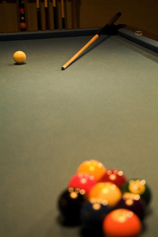 无人,竖图,俯视,室内,夜晚,台球,桌子,五个,许多,阴影,光线,球杆,影子,灯光,球,休闲,桌球,彩图,高角度拍摄