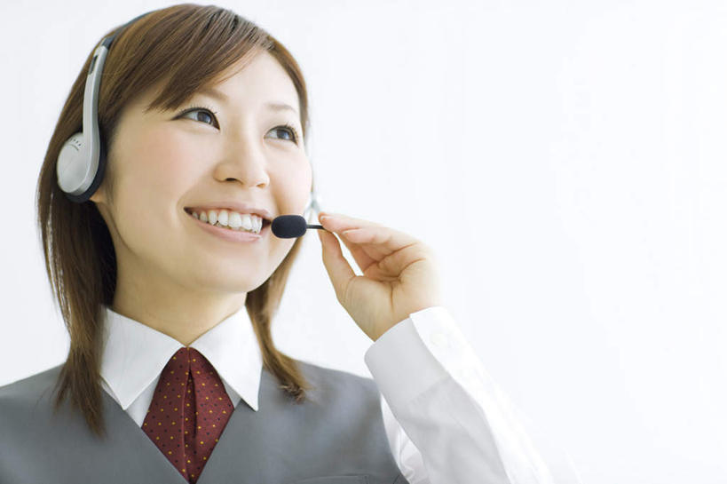 东方人,一个人,笑,微笑,露齿笑,横图,室外,白天,仰视,工作服,制服,亚洲,仅一个年轻女性,仅一个女性,仅一个人,握,拿,话务员,拿着,注视,黄种人,耳机,耳麦,话筒,观察,看,握着,观看,察看,麦克风,关注,客服人员,电话销售,工作制服,年轻女性,女人,女性,亚洲人,接线员,半身,彩图,低角度拍摄,工作套服